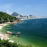 Ocean Blue Moderno com Vista Espetacular ao lado do Leblon na frente da Escola Stella Maris Garagem Internet Veloz 2 Smart TVs Piscina Sauna