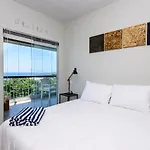 Ocean Blue Moderno com Vista Espetacular ao lado do Leblon na frente da Escola Stella Maris Garagem Internet Veloz 2 Smart TVs Piscina Sauna