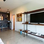 Ocean Blue Moderno com Vista Espetacular ao lado do Leblon na frente da Escola Stella Maris Garagem Internet Veloz 2 Smart TVs Piscina Sauna